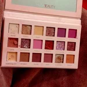 Huda beauty eyeshadow palette